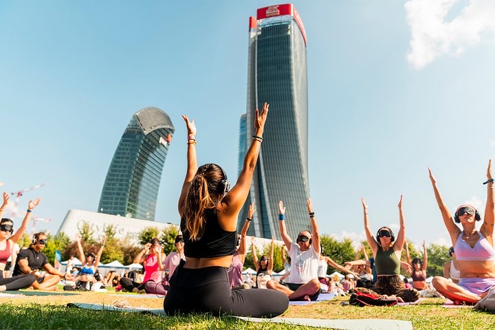 Lezione di yoga all'aperto con i grattacieli di CityLife sullo sfondo, Milano